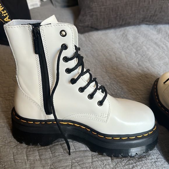 Women’s AirNation platform White Doc’s with zip closure on the side - Picture 3 of 4